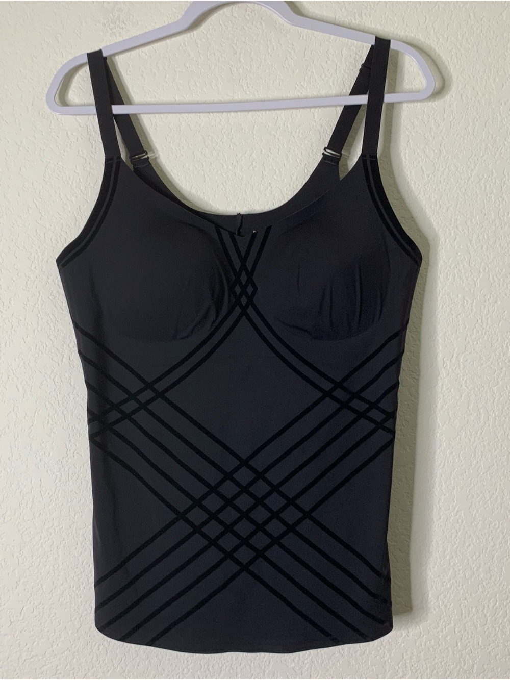Honeylove Silhouette Cami is a black shaping tank top built-in wireless bra 1X